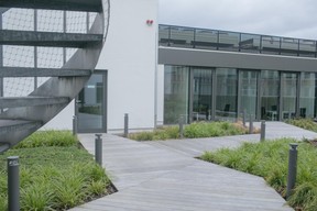 Le centre se divise en deux parties. Ici, l’accès vers l’arrière donnant sur la rue du Fort Neipperg. ((Photo: Matic Zorman))