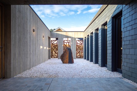La cour intérieure présente un caractère minéral. (Photo: Chris Schuff)