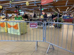 À l’entrée du Delhaize, un parcours fléché au milieu des produits de Pâques, pour entrer dans le magasin. ((Photo: Paperjam))