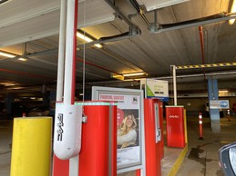 Chez Delhaize, les barrières sont levées. Pas besoin de toucher à un distributeur de ticket ou une machine pour payer. ((Photo: Paperjam))