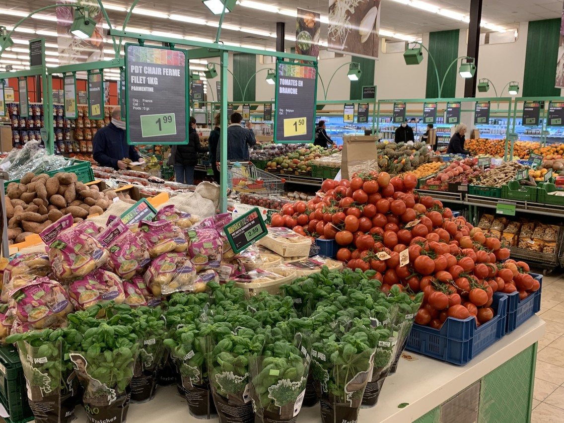 Tous les rayons semblent remplis. Comme ils l’ont annoncé en milieu de semaine, les distributeurs montrent qu’ils ne manquent de rien pour leurs clients. (Photo: Paperjam)