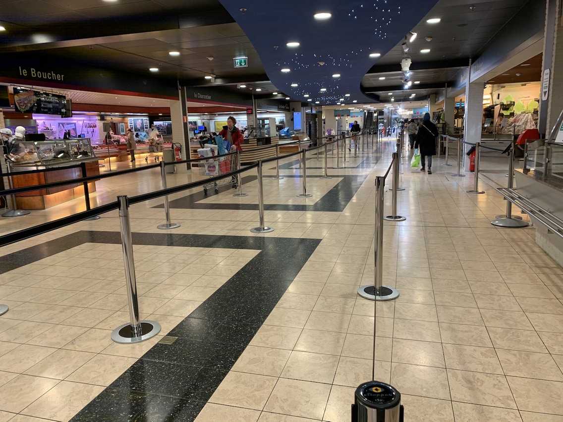 À l’entrée du Cactus Belle Étoile, un parcours digne de Disneyland pour canaliser les entrées et les sorties des clients. Dans le calme. (Photo: Paperjam)