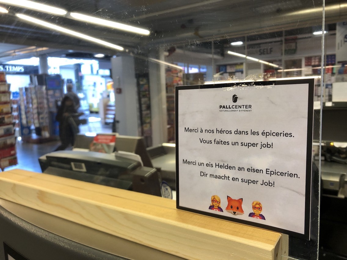 Petit mot sympa, au Pall Center, à l’intention des employés qui veillent à ce que tout le monde puisse s’approvisionner. (Photo: Paperjam)