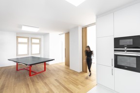 Dans l’espace repas, une table de ping-pong sert aussi de table à manger. ((Photo: Laurent Antonelli))