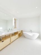 La salle de bain des parents est vaste et lumineuse. ((Photo: Laurent Antonelli))