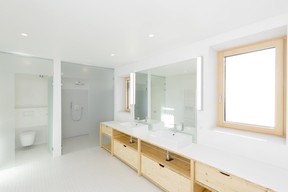 La salle de bain des enfants dispose d’une douche et d’une baignoire. ((Photo: Laurent Antonelli))