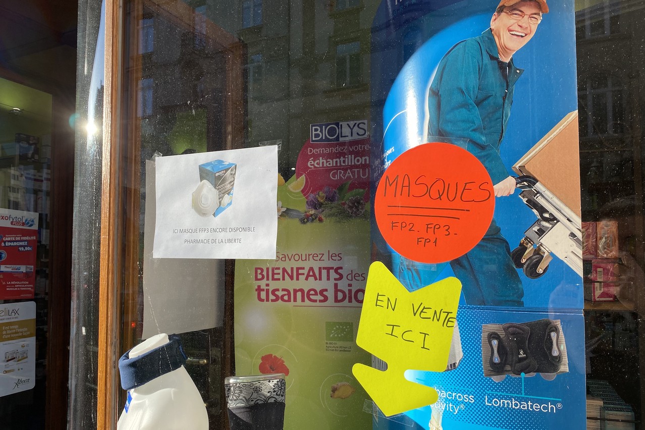 Sur la vitrine, de petits panneaux indiquent que la pharmacie a encore des masques. Les principaux clients sont les Asiatiques, qui les envoient souvent à leur famille. (Photo: Paperjam)