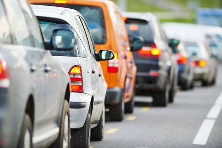 Aux abords et dans la localité de Hesperange, les heures de pointe ressemblent à un long bouchon. (Photo: Shutterstock)
