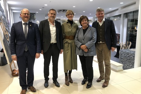 Olivier Schmitz (gouverneur de la province de Luxembourg), Christianne Wickler (Pall Center), Michèle Detaille (Alipa Group) et Philippe Emond (Bilia-Emond), les présidents des jurys, auprès de Jean-Pol Michel (Rotary, 2e à partir de la gauche). (Photo: Paperjam)