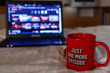 Avec le confinement, le «binge-watching» a de beaux jours devant lui. Mais comment trouver du contenu qui ne soit pas proposé par Netflix lui-même? (Photo: Shutterstock)