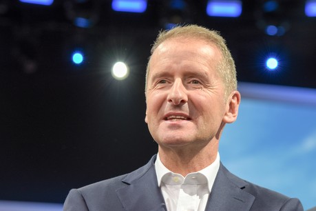 Pour calmer les petits actionnaires, le directeur général de Volkswagen, Herbert Diess , a annoncé un investissement d’un milliard d’euros dans une usine de batteries. (Photo: Shutterstock)